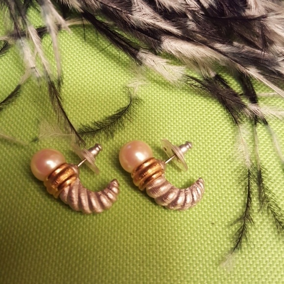 FAUX pearl earrings. - Picture 1 of 4